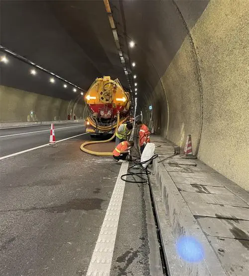 桂东隧道排水渠清淤